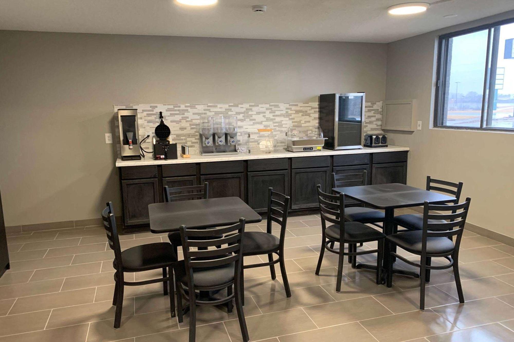 Super 8 By Wyndham Kirksville-University Area Εξωτερικό φωτογραφία