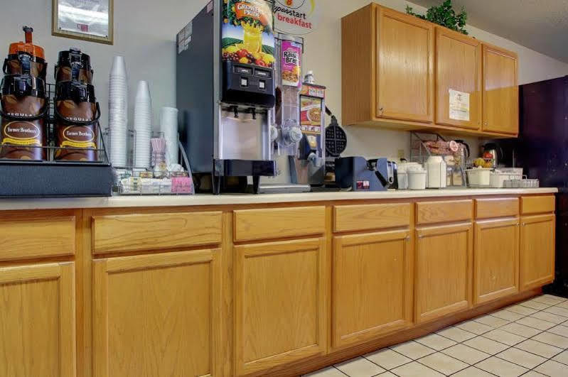 Super 8 By Wyndham Kirksville-University Area Εξωτερικό φωτογραφία